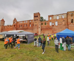 Pomarańczowi rowerzyści najechali zamek w Szymbarku