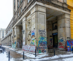 Centrum Warszawy tonie w bazgrołach. Czy na wandali nie ma sposobu?