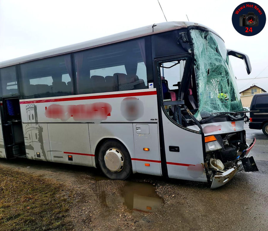 Zderzenie dwóch ciężarówek i autobusu. Pasażerowie badani przez ratowników medycznych