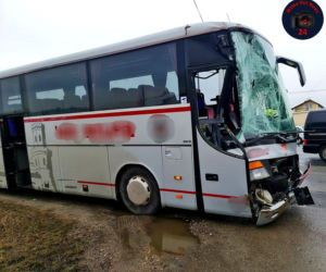 Zderzenie dwóch ciężarówek i autokaru. Droga zablokowana