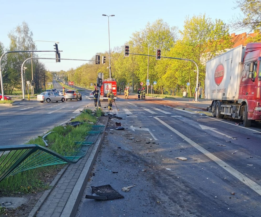 Olsztyn. Ciężarówka wjechała w barierki na al. Warszawskiej. Utrudnienia trwały kilka godzin [ZDJĘCIA]