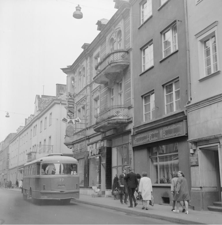 Zabytkowe kamienice. Na ulicy autobus San H100B, 1973-05-11 