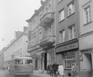 Zabytkowe kamienice. Na ulicy autobus San H100B, 1973-05-11 