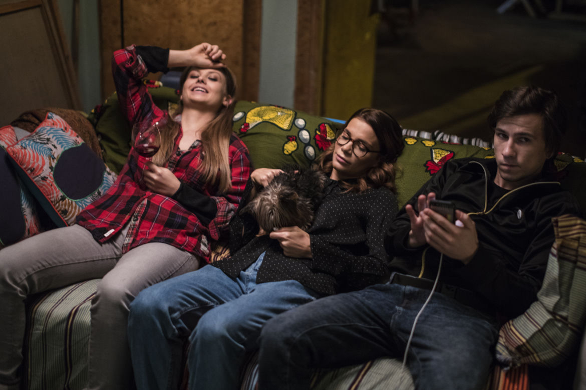 Za marzenia odc. 6. Anka (Anna Karczmarczyk), Zosia (Maja Bohosiewicz), Bartek (Piotr Nerlewski)