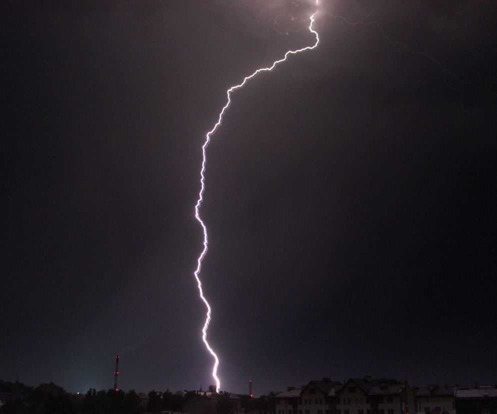 Płock. Piorun uderzył w instalacje Orlenu. Na niebie pojawiło się to! [ZDJĘCIE]