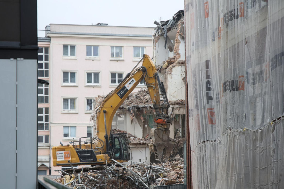 Wyburzanie budynku na ul. Dzielnej 58 w Warszawie 9.01.2025