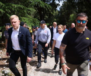 Prezydent RP Karol Nawrocki podczas trekkingu z harcerzami, młodzieżą i społecznikami pod hasłem Szlak Pamięci w Cassino