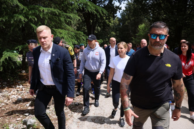 Prezydent RP Karol Nawrocki podczas trekkingu z harcerzami, młodzieżą i społecznikami pod hasłem Szlak Pamięci w Cassino