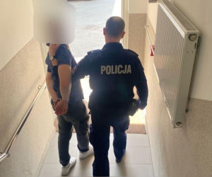 20-latek wjechał ciągnikiem na osiedle. Właściciel stanął mu na drodze