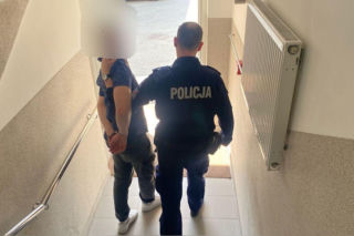 20-latek wjechał ciągnikiem na osiedle. Właściciel stanął mu na drodze