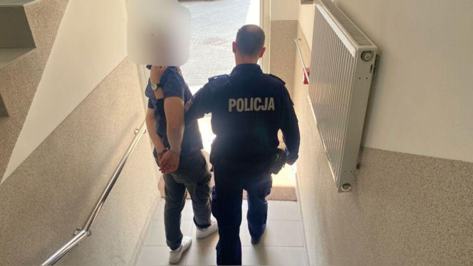 20-latek wjechał ciągnikiem na osiedle. Właściciel stanął mu na drodze