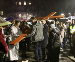 Akademicka Droga Krzyżowa. Utrudnienia w ruchu tramwajów i autobusów w Krakowie