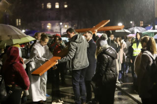 Akademicka Droga Krzyżowa. Utrudnienia w ruchu tramwajów i autobusów w Krakowie