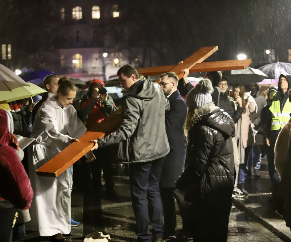 Akademicka Droga Krzyżowa. Utrudnienia w ruchu tramwajów i autobusów w Krakowie