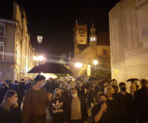 Toruń. Jeb** PiS pod pomnikiem Kopernika! WIDEO i ZDJĘCIA z Czarnego spaceru z czarnymi parasolkami