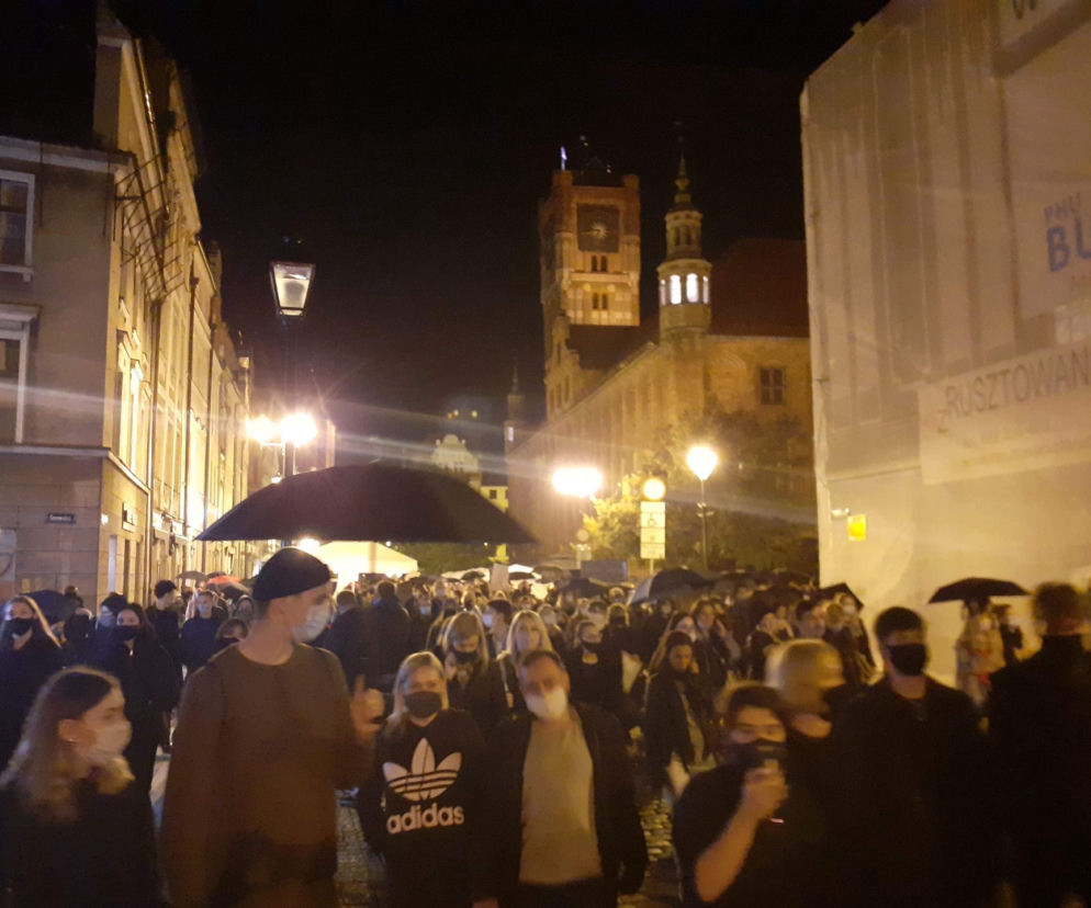 Toruń. Jeb** PiS pod pomnikiem Kopernika! WIDEO i ZDJĘCIA z Czarnego spaceru z czarnymi parasolkami