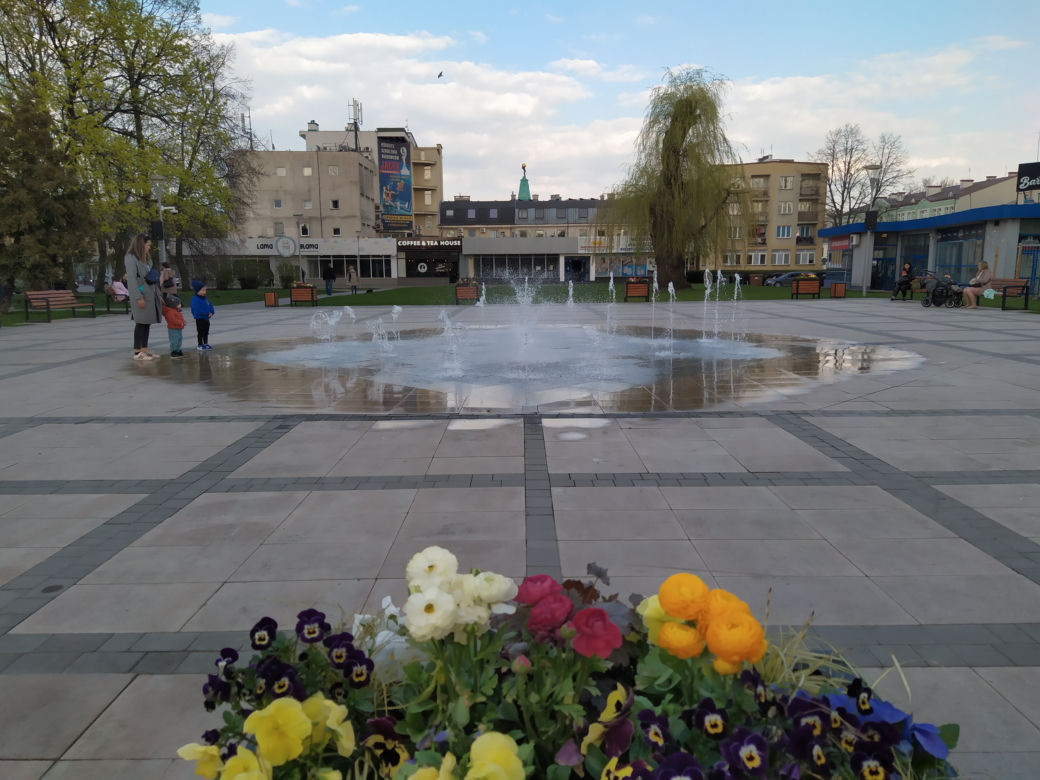 Plac Generała Sikorskiego w Siedlcach i fontanna multimedialna w wiosennej szatce