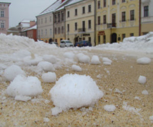 Rynek w Tarnowie pod śniegiem. W akcji pługopiaskarka MPGK