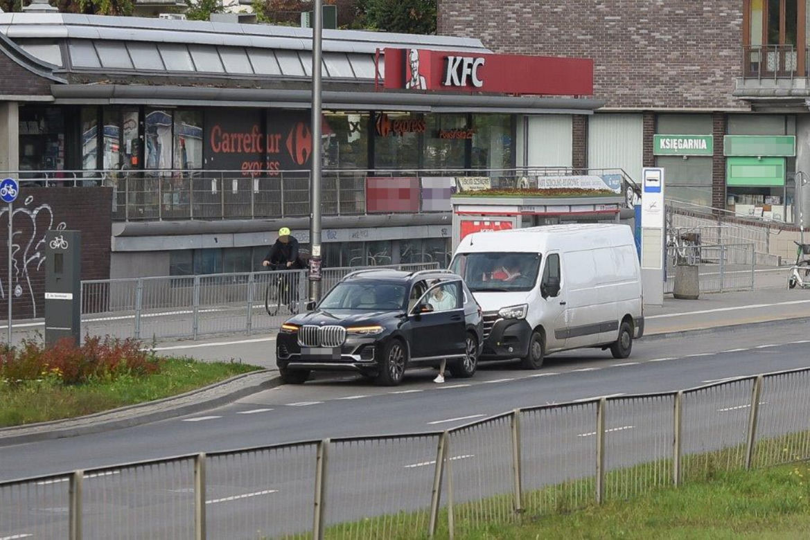 Rozenek, która blokuje przystanek w aucie za 500 tys.