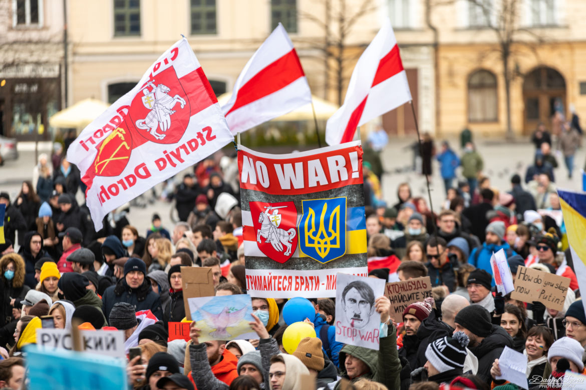 Kraków solidarny z Ukrainą! Wielka manifestacja na Rynku Głównym [ZDJĘCIA]