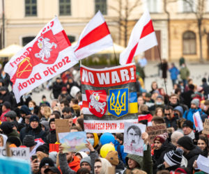 Kraków solidarny z Ukrainą! Wielka manifestacja na Rynku Głównym [ZDJĘCIA]