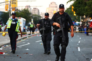 Strzały w tłumie podczas festiwalu w Toronto. Policja szuka uzbrojonych sprawców