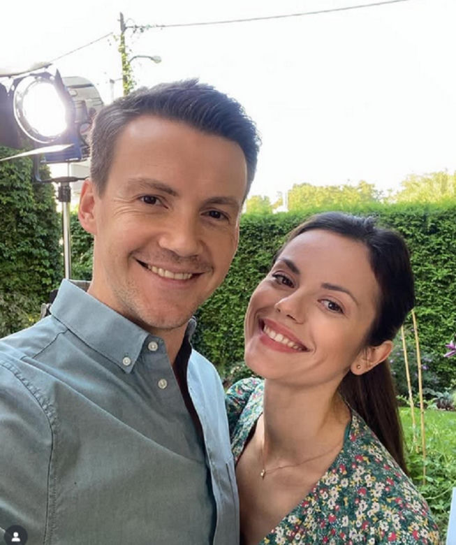 Krzysztof Kwiatkowski (Jakub), Paulina Lasota (Kasia) na planie M jak miłość - sierpień 2023 r.