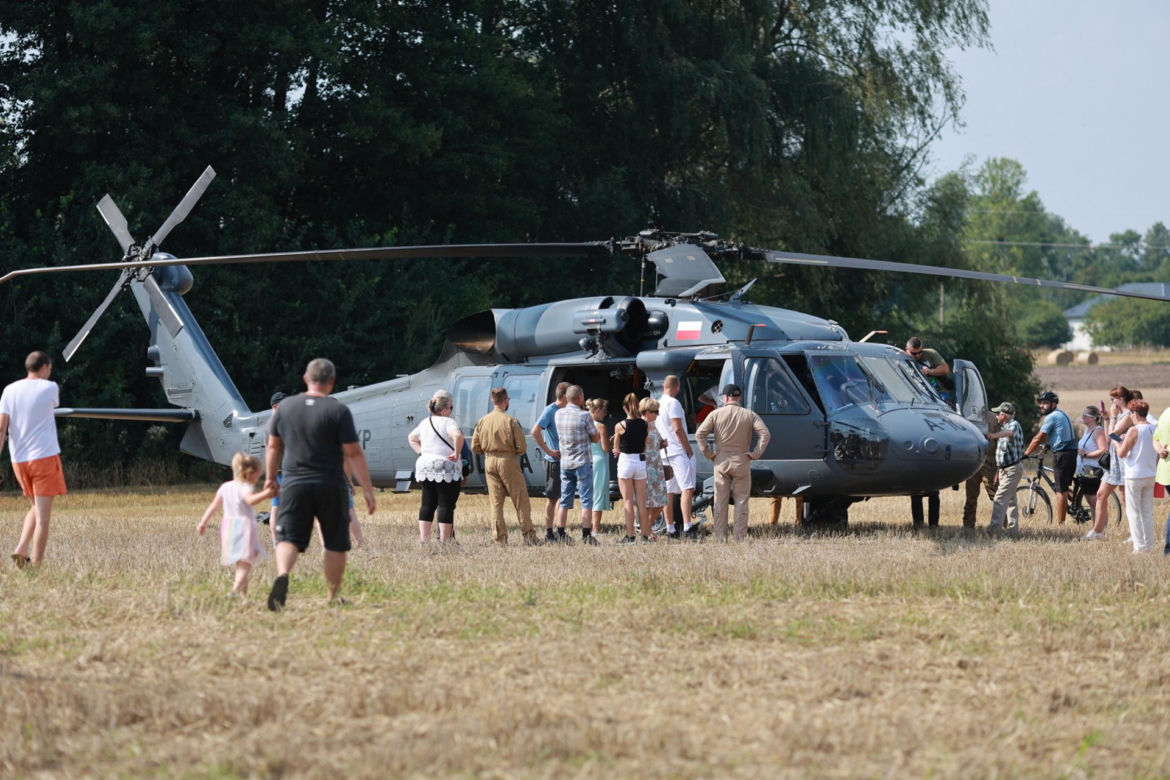 Groza na pikniku wojskowym. Policyjny Black Hawk zahaczył o linię wysokiego napięcia