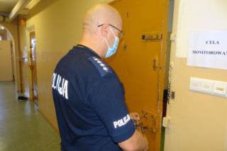 Pijany opiekował się 6-letnią córką. Później kopał policjantów