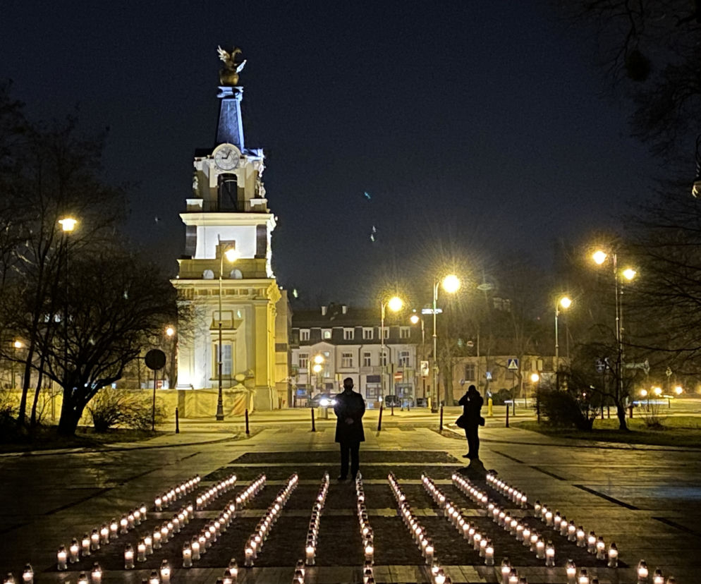 W Białymstoku zapłonęły 363 znicze - tyle, ilu mieszkańców miasta zmarło na COVID-19 przez rok pandemii