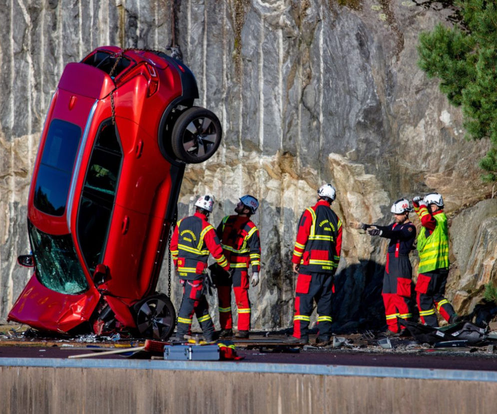 Zrzucili kilka aut VOLVO z 30-metrowego ŻURAWIA
