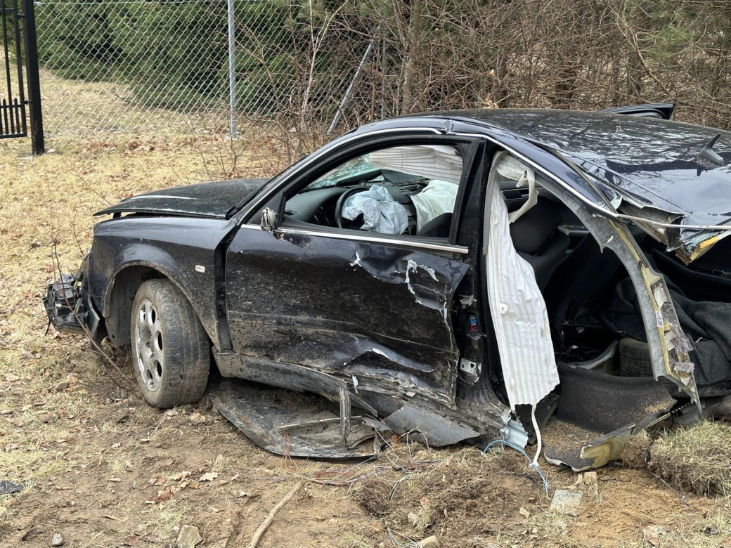 Totalna masakra w Dobrej Woli. Po uderzeniu w drzewo auto złamało się w pół. Kierowca miał dużo szczęścia