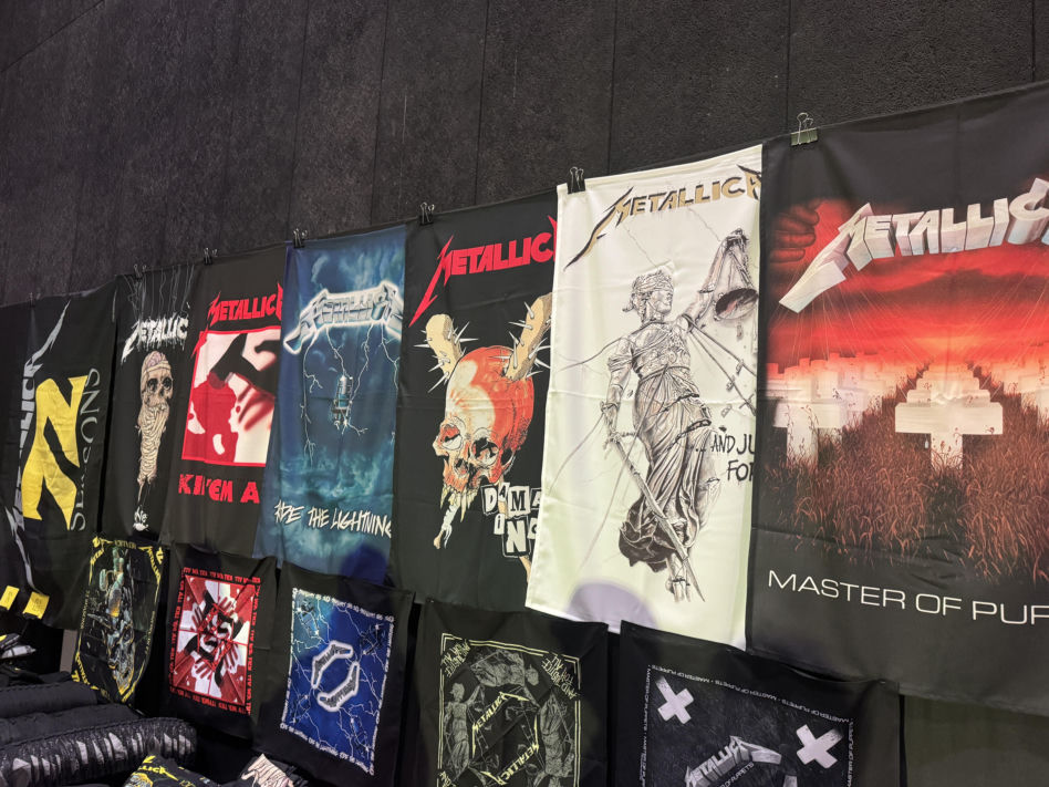 Gadżety w oficjalnym sklepie Metalliki w Katowicach
