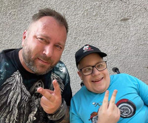 Gabryś przeszedł 17 operacji, tylko na twarzy i dłoniach nie ma blizn. Jego pają jest pomoc innym!