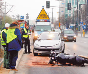 Motocykl wbił się w peugeota