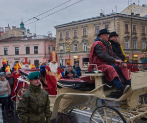 Setki Mikołajów w centrum miasta. Orszak św. Mikołaja w Lublinie