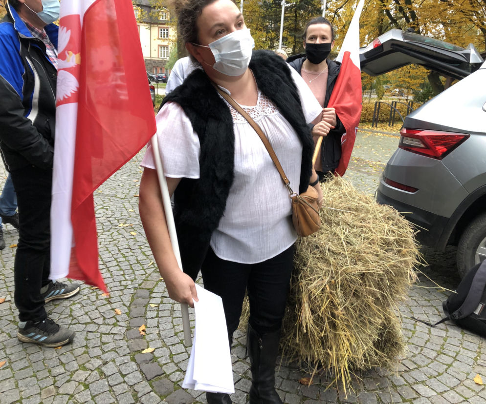 Protest rolników w Szczecinku. Przywieźli siano do biura PiS