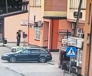 Jak dzikusy skakali po zaparkowanych autach! Wszystko nagrały kamery. Wstyd!
