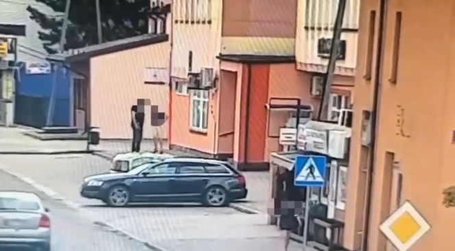 Jak dzikusy skakali po zaparkowanych autach! Wszystko nagrały kamery. Wstyd!