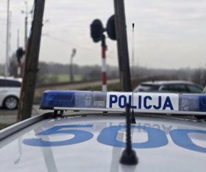 Pociąg zmiażdżył auto, dwie osoby nie żyją! Ruch został wstrzymany