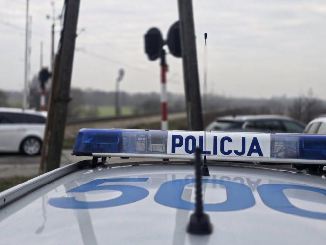 Pociąg zmiażdżył auto, dwie osoby nie żyją! Ruch został wstrzymany