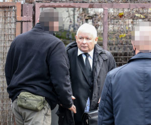 Kaczyński chodzi bez maseczki