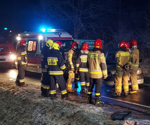 PILNE: Zablokowana droga nr 42. Zderzenie dwóch osobówek i dostawczego busa