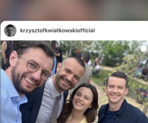 M jak miłość po wakacjach. Jakub Karski (Krzysztof Kwiatkowski), Mariusz (Mateusz Mosiewicz), Kasia (Paulina Lasota), Aleksander Sowiński (Mikołaj Krawczyk) na planie