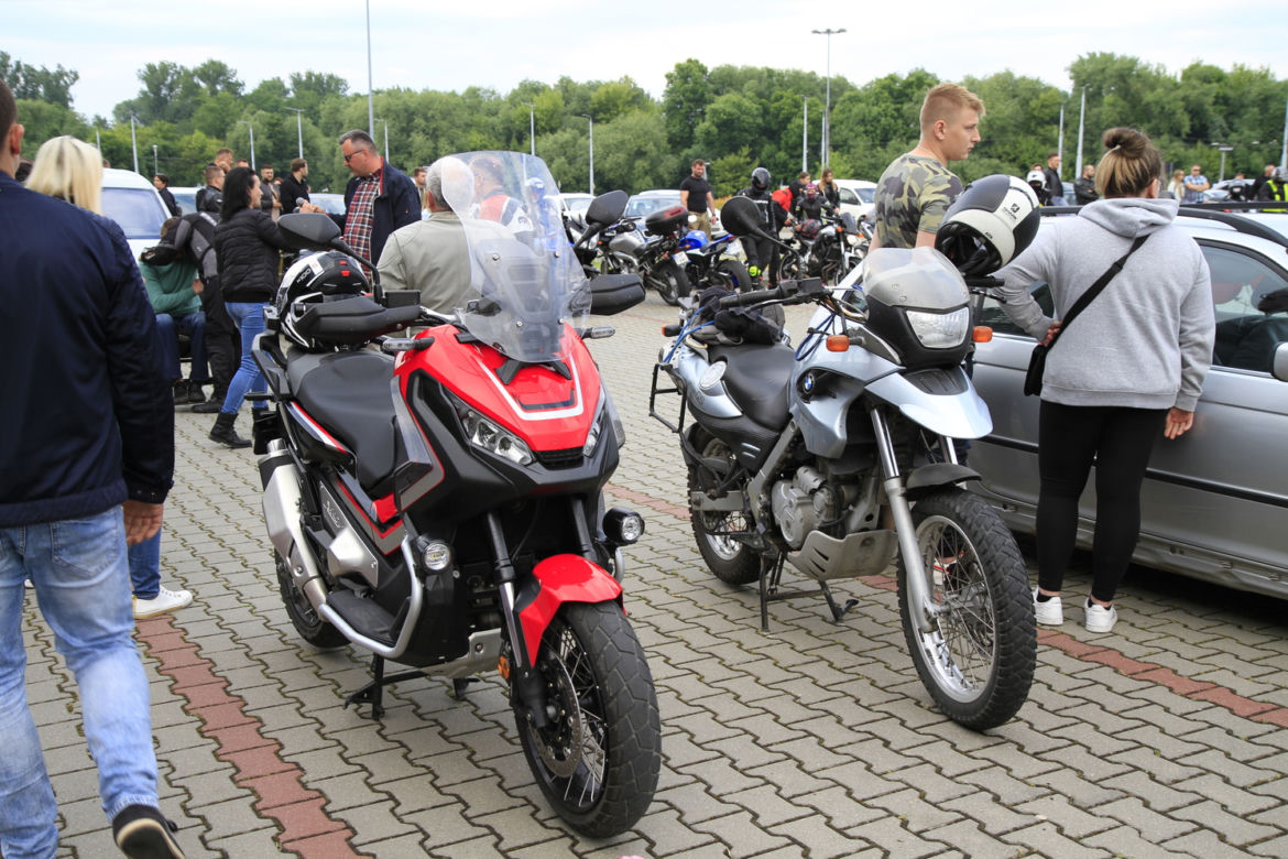 Przed Areną Lublin symbolicznie pożegnano dwójkę tragicznie zmarłych motocyklistów