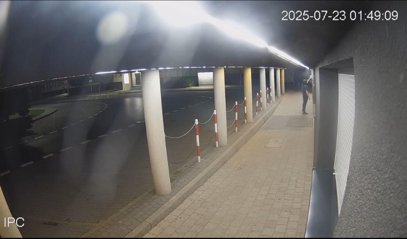 Wandale zniszczyli tablicę Pawła Adamowicza i wulgarnie obrazili prezydentkę miasta