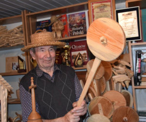 Trześń. Piękne zabawki z drewna struga Pan Jan  