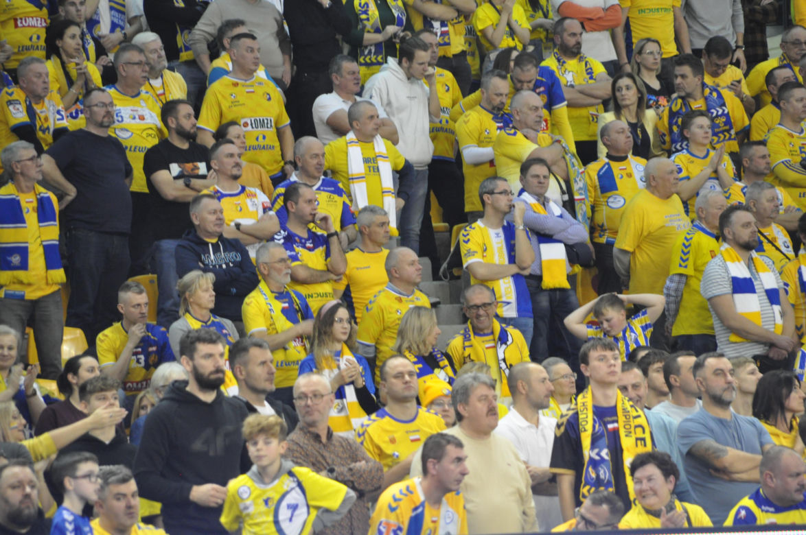 Industria Kielce - Orlen Wisła Płock. Zdjęcia kibiców na trybunach