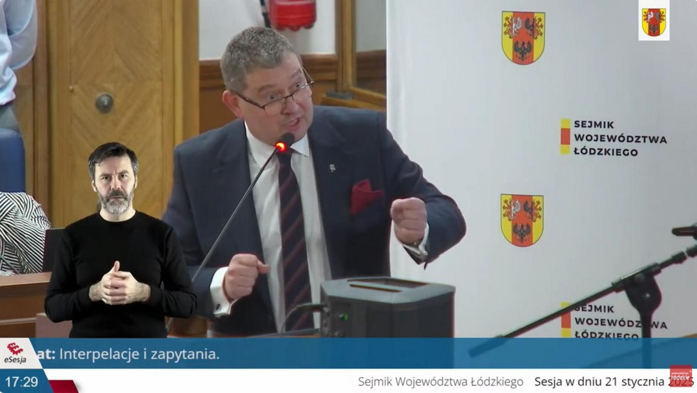 Łódź. Radny PiS Michał Król zszokował piosenką! Zaśpiewał ją na sesji Sejmiku Województwa Łódzkiego [ZDJĘCIA].