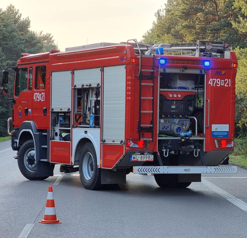 Potworna śmierć. Auto roztrzaskało się na drzewie. Wypadek w Wólce Radzymińskiej